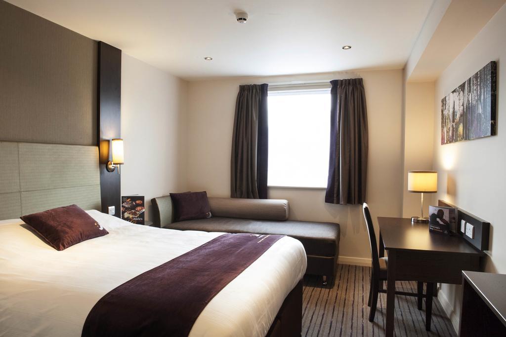 Premier Inn London Heathrow M4/J4 Hillingdon Eksteriør billede