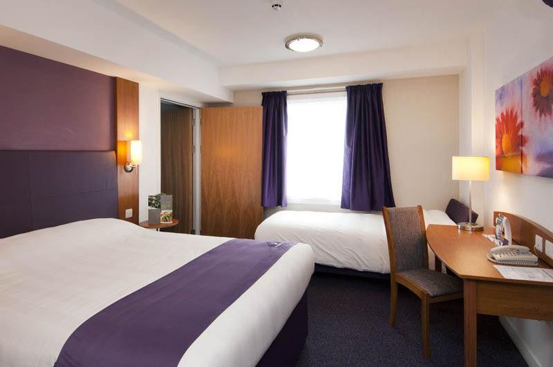 Premier Inn London Heathrow M4/J4 Hillingdon Eksteriør billede