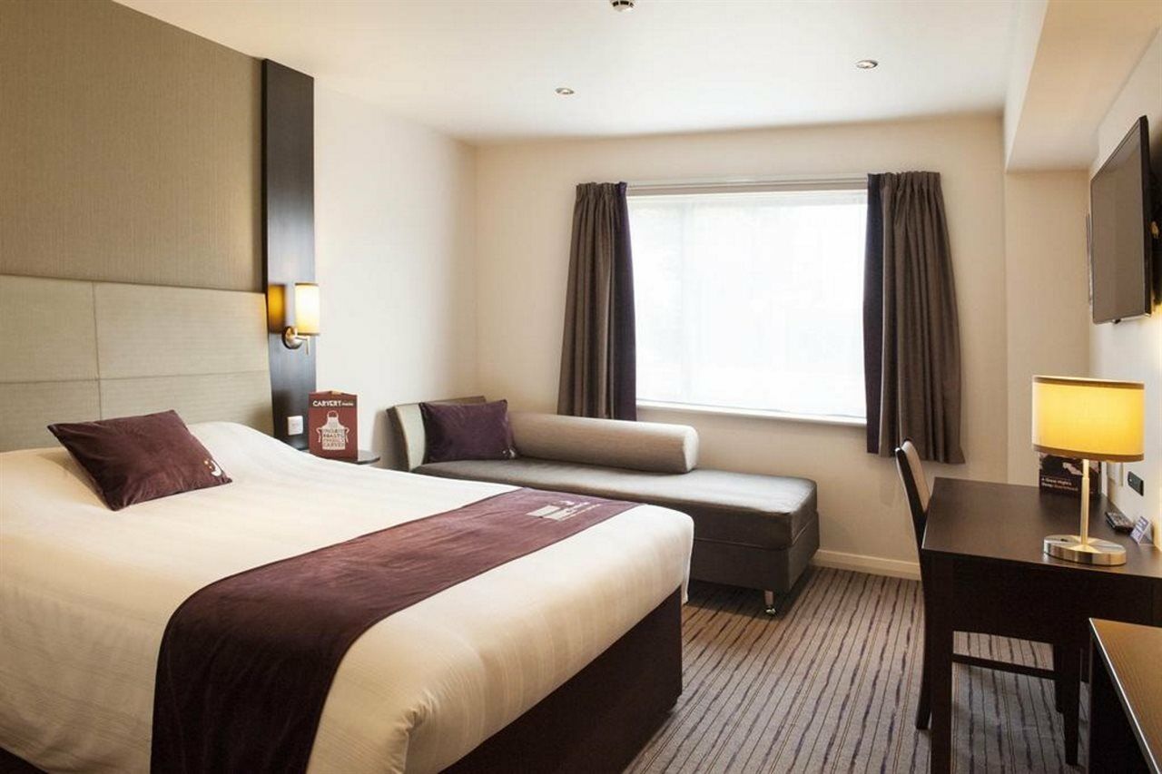 Premier Inn London Heathrow M4/J4 Hillingdon Eksteriør billede