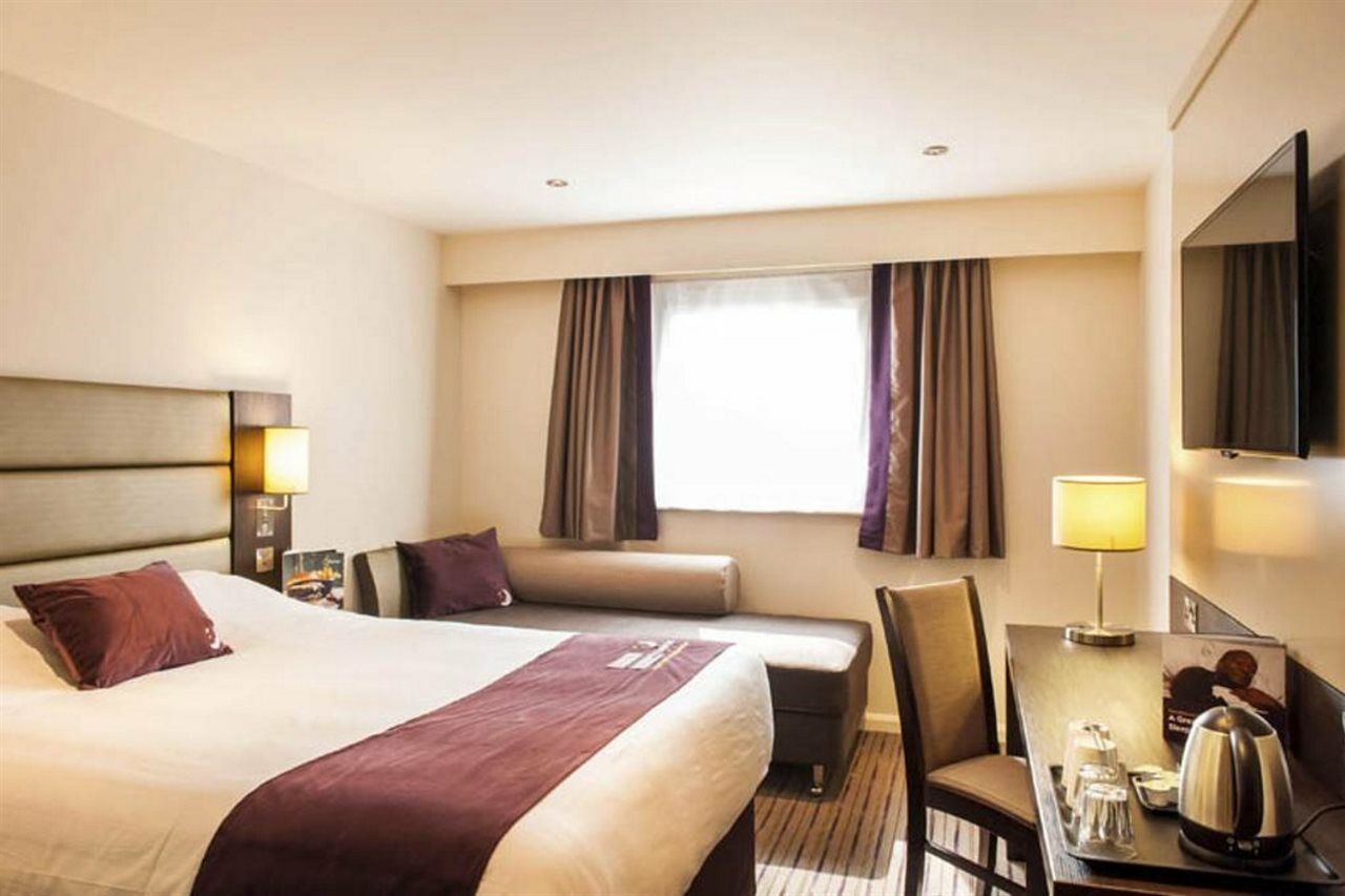 Premier Inn London Heathrow M4/J4 Hillingdon Eksteriør billede