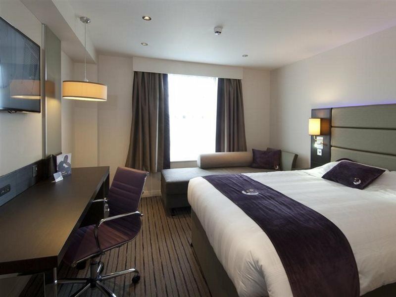 Premier Inn London Heathrow M4/J4 Hillingdon Eksteriør billede